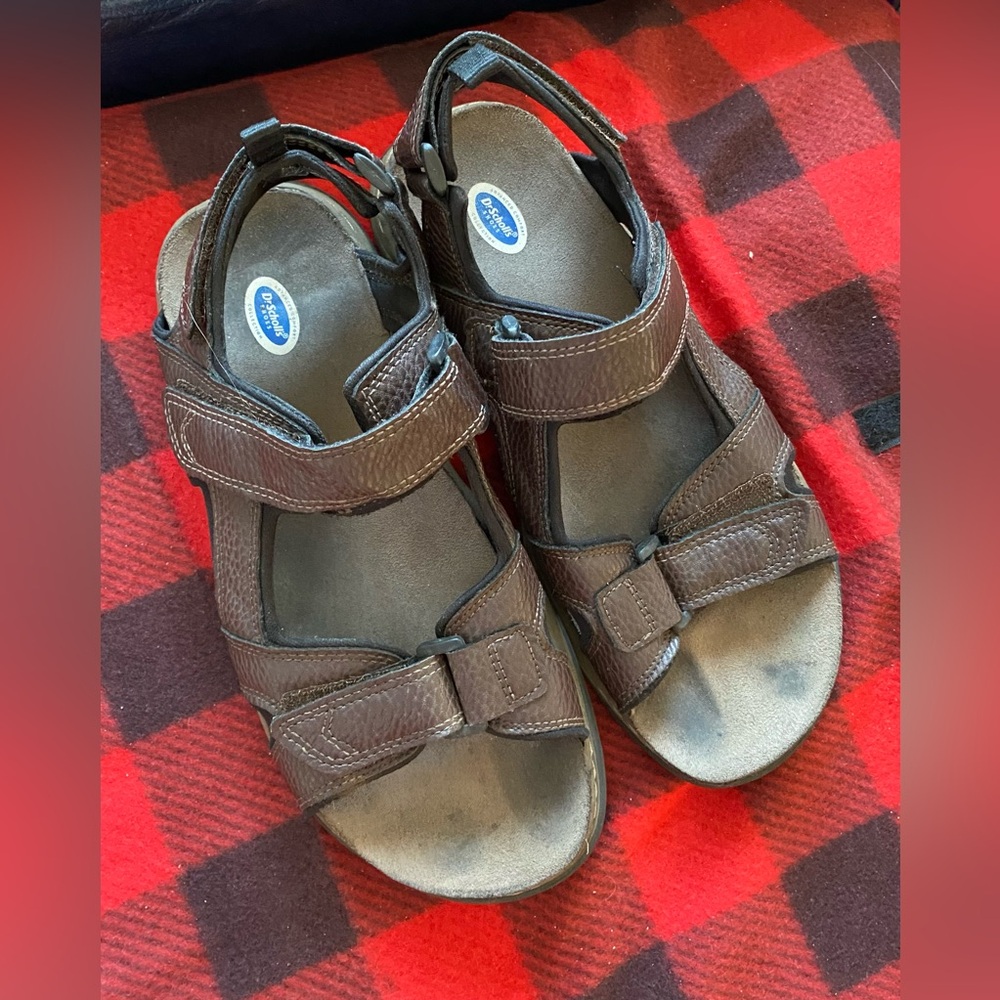 Mens size 9 Sandals